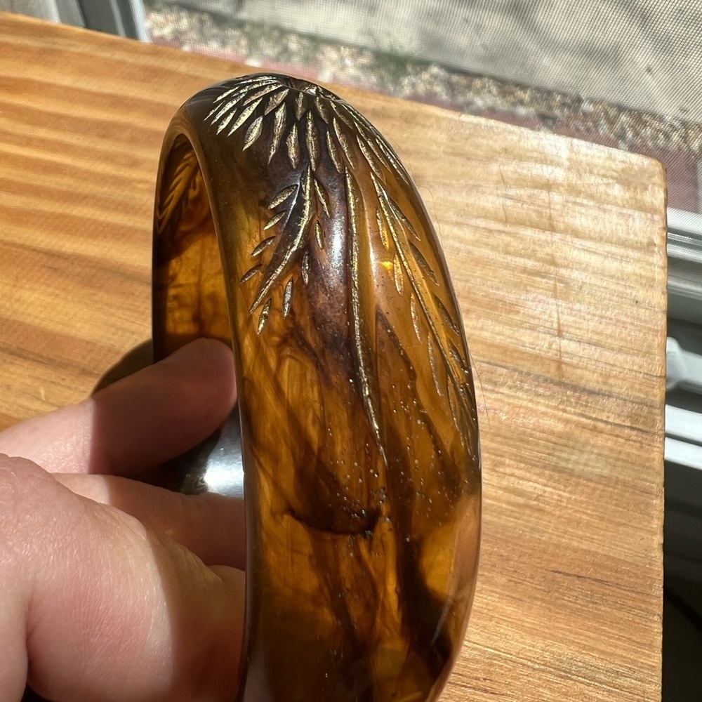 Vintage Carved Lucite Bangle Bracelet Amber Swirl Pineapple Tropical Chunky - Picture 9 of 15